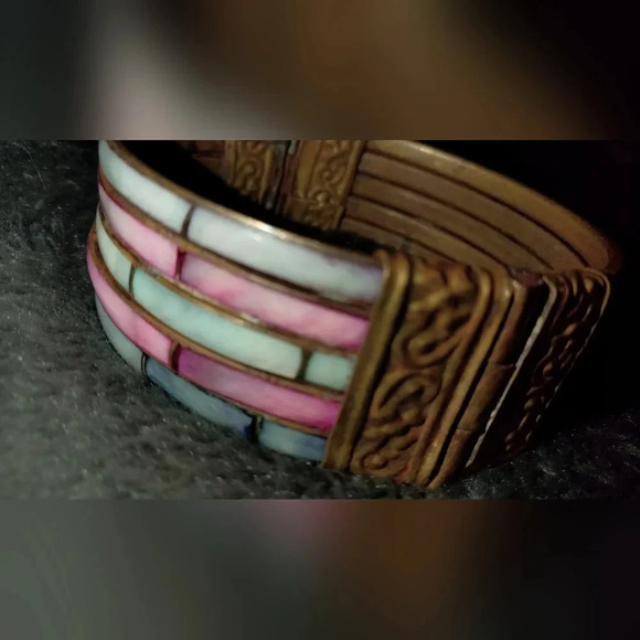 Solemn color shell bracelet set in brass - Picture 2 of 9